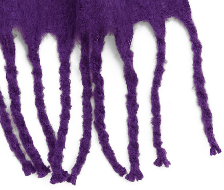 Gros plan sur une écharpe tissée violette avec des franges.