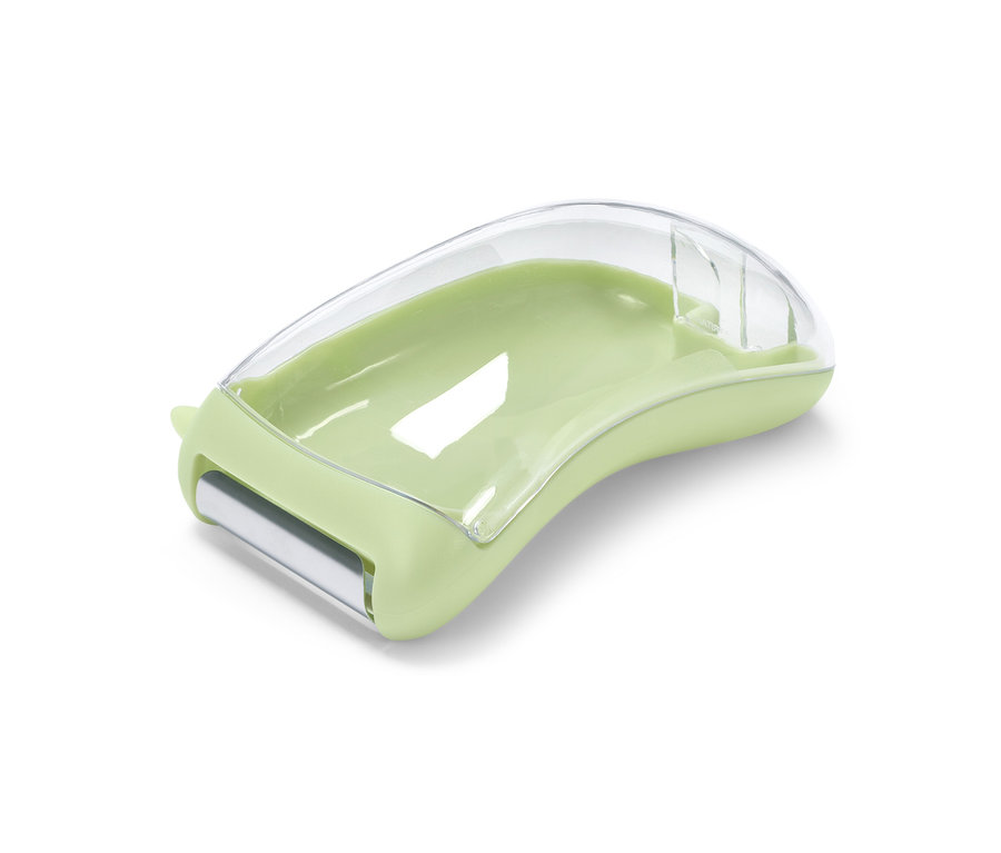 Un éplucheur universel vert clair avec récipient collecteur et couvercle en plastique transparent.