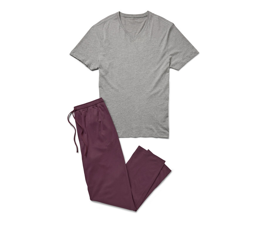 Un pyjama gris avec un pantalon bordeaux sur fond blanc.