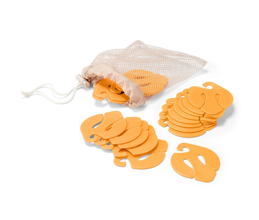 20 clips à chaussettes orange, partiellement dans un sac en filet.