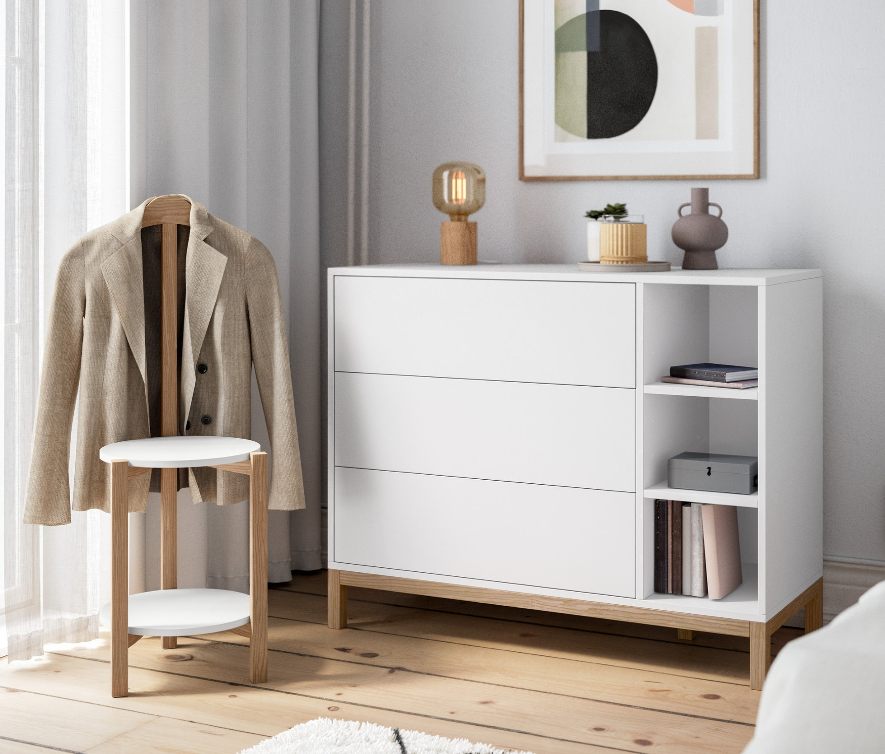 Dans la pièce, il y a une commode et une lampe de table en bois.