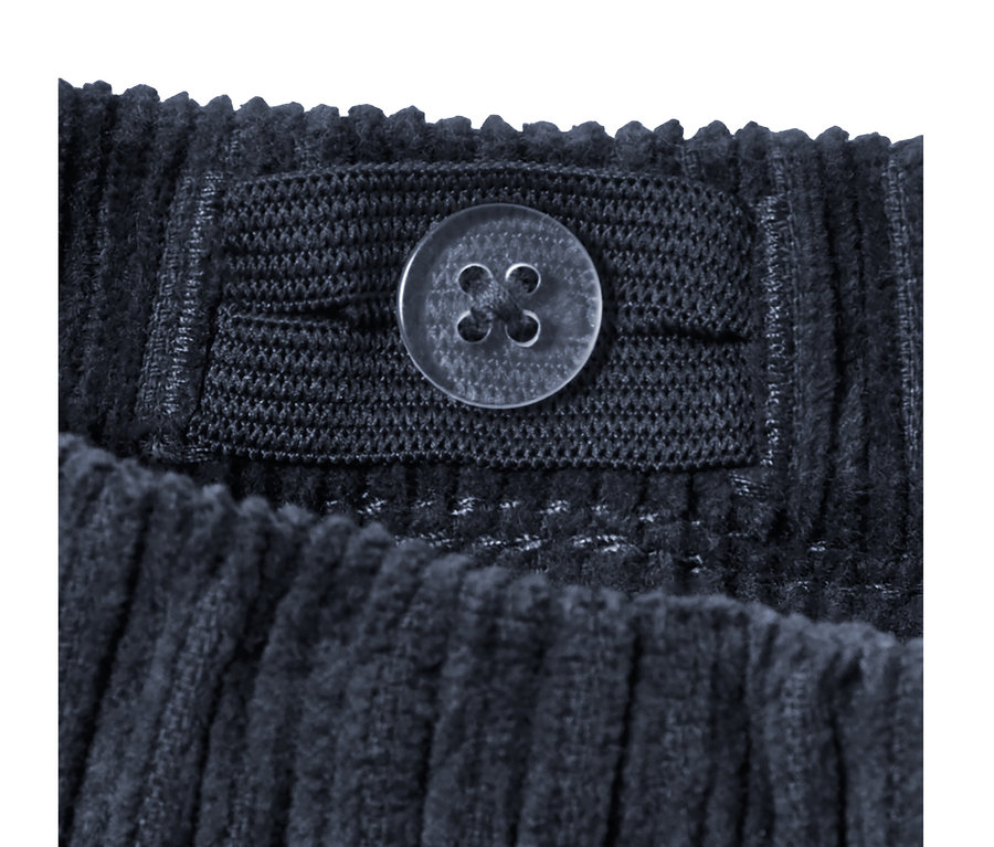 Gros plan sur un pantalon à enfiler pour enfants « Jona » avec un bouton.