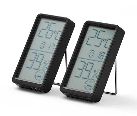 Deux thermomètres d'intérieur noirs avec affichage numérique indiquant la température et l'humidité.