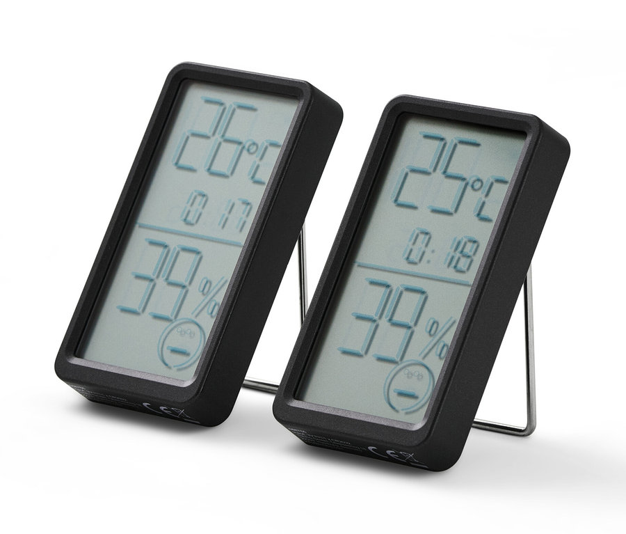 Deux thermomètres d'intérieur noirs avec affichage numérique indiquant la température et l'humidité.