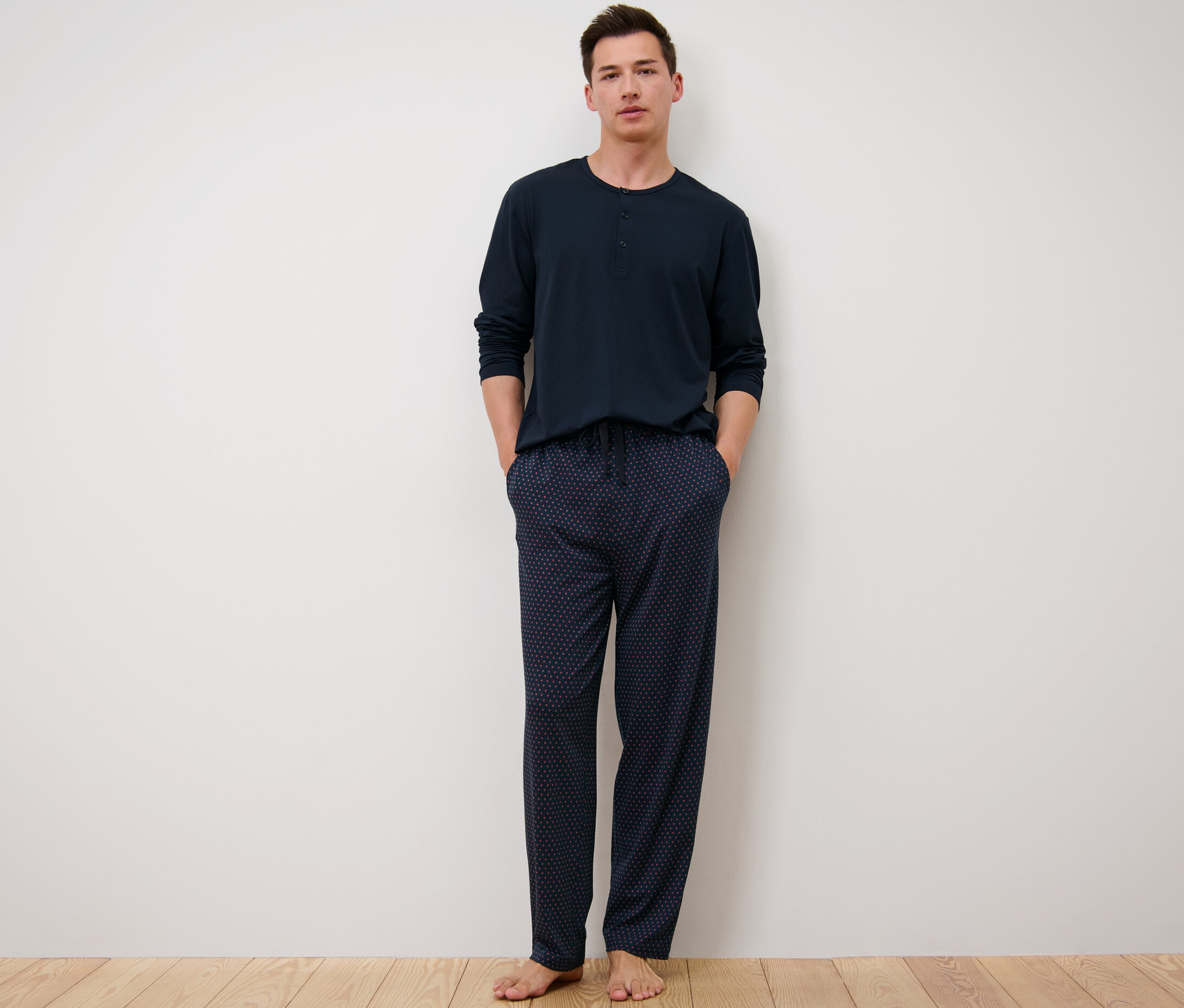 Un homme portant un pyjama avec du modal.