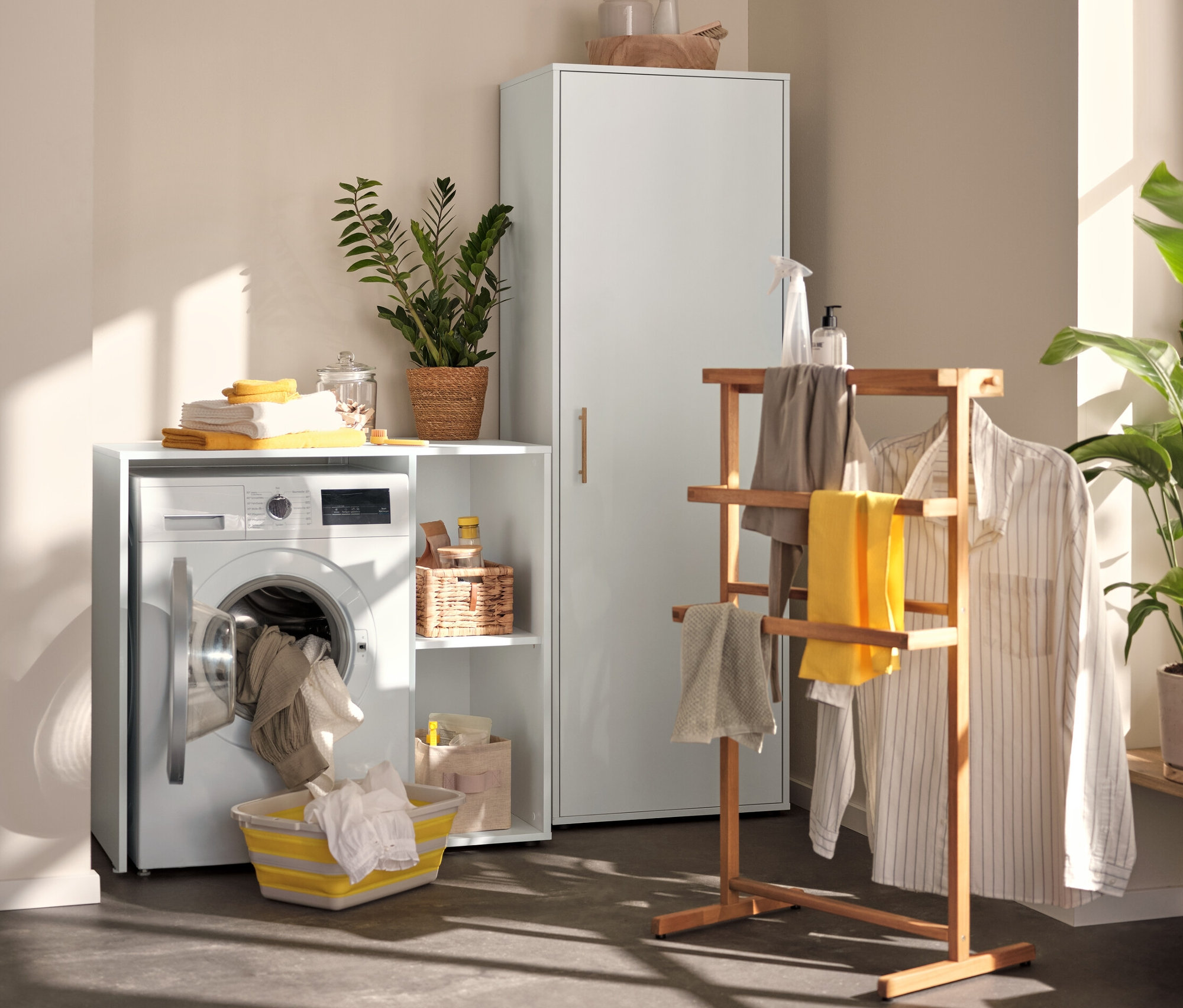 Dans la buanderie, il y a une armoire universelle, une étagère pour machine à laver avec espace de rangement latéral et un valet de nuit.