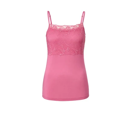 Chemise en modal rose avec détails en dentelle sur la poitrine.