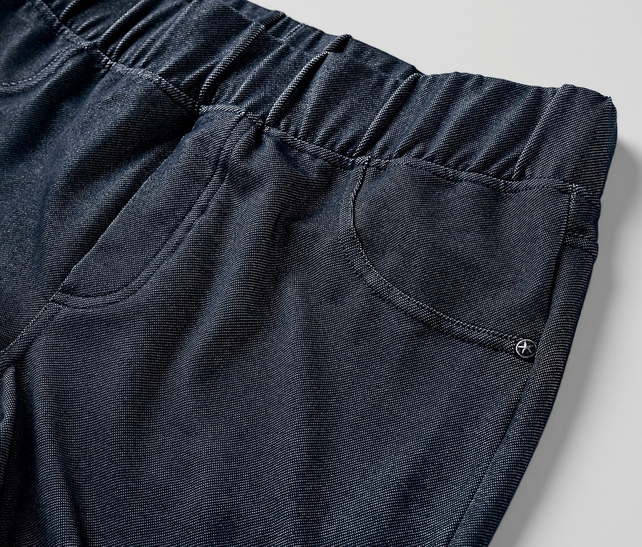 Détail d'un legging aspect jean avec taille élastique.