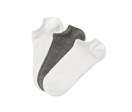 Trois paires de socquettes de sport.