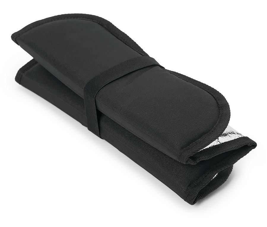 Étui noir avec une bande de fermeture.