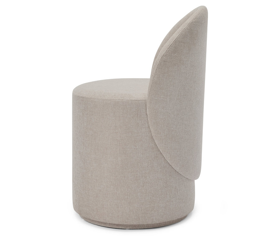 Une chaise en tissu beige avec une assise ronde et un dossier incurvé.
