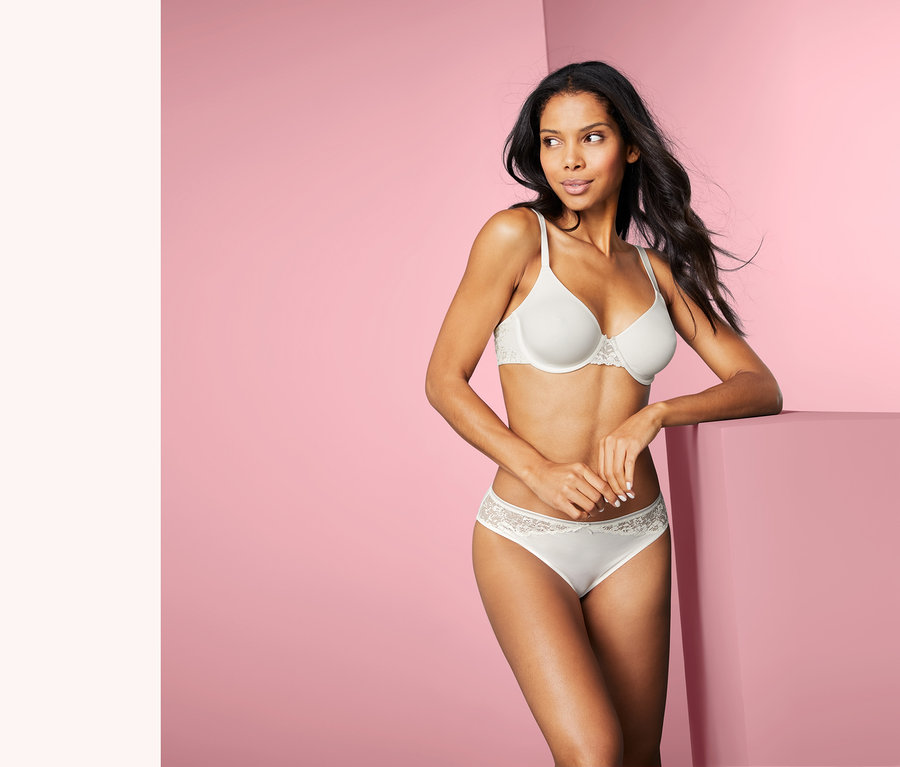 Femme posant en soutien-gorge et 2 slips, blanc crème.