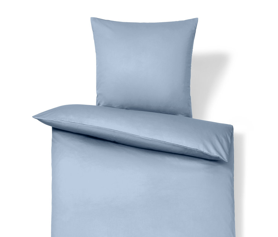 Housse de coussin et de couette bleu clair.