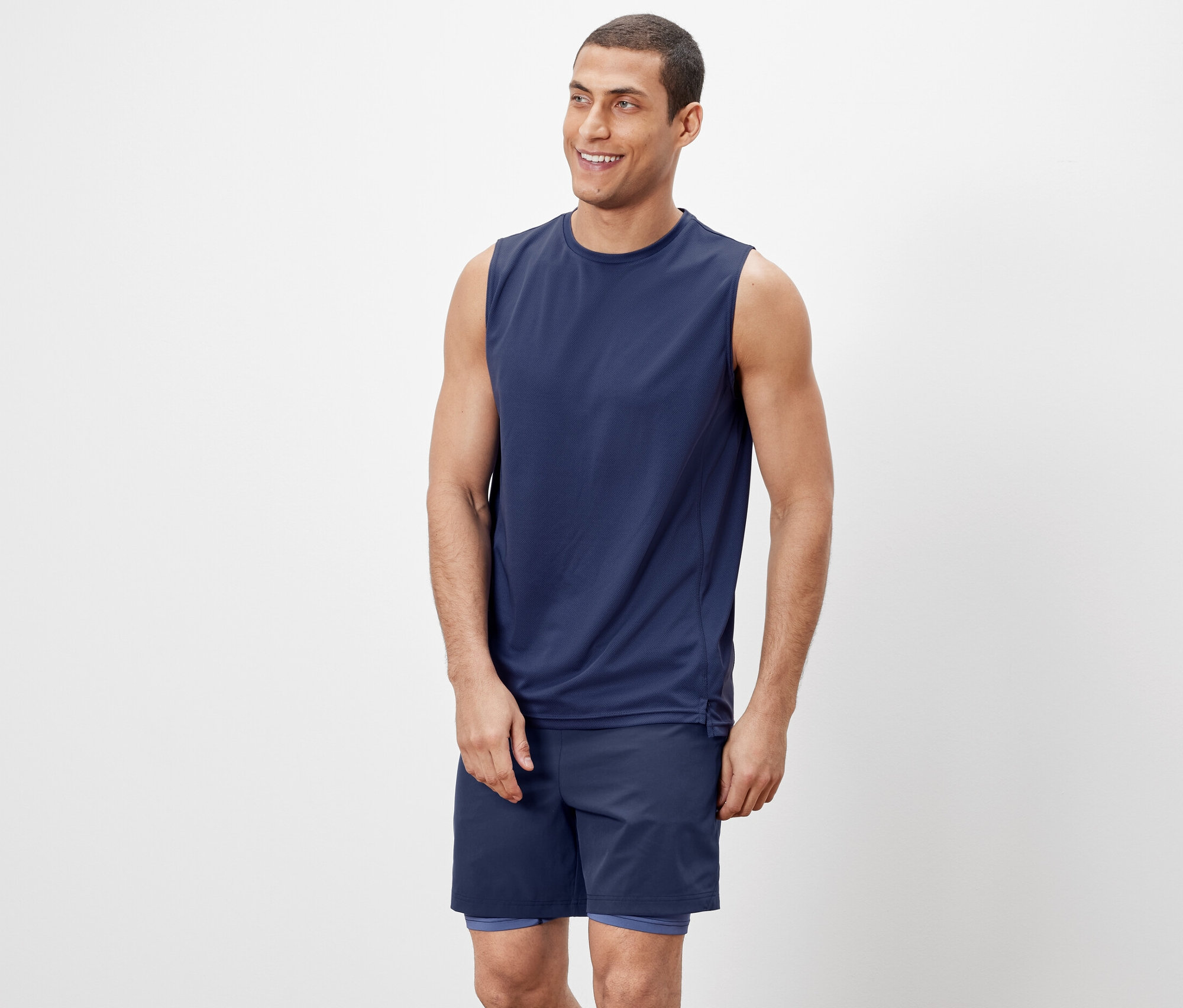 Un homme portant un débardeur et un short.