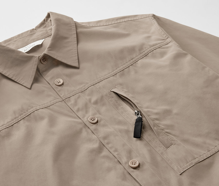Gros plan d’une chemise d’extérieur beige avec protection anti-moustiques.