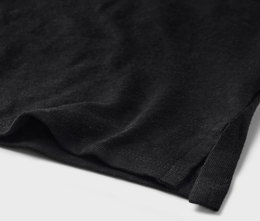 Gros plan sur le tissu noir d'un t-shirt en lin mélangé.