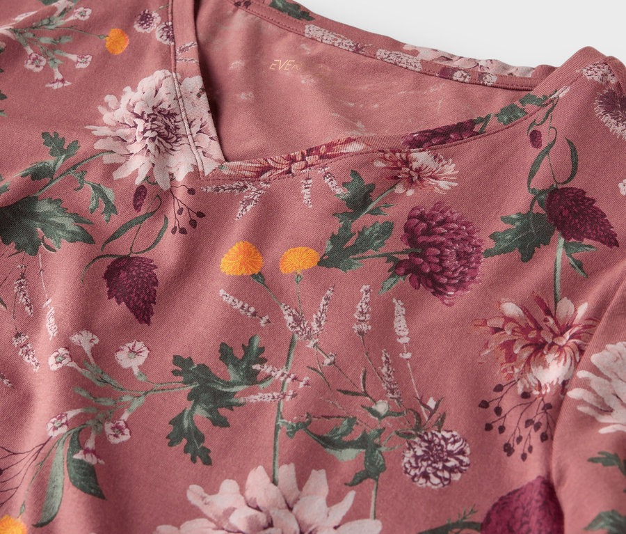 Détail d'un haut rose à imprimé floral.