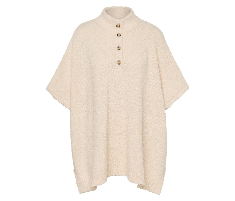 Poncho douillet beige avec col et patte de boutonnage.