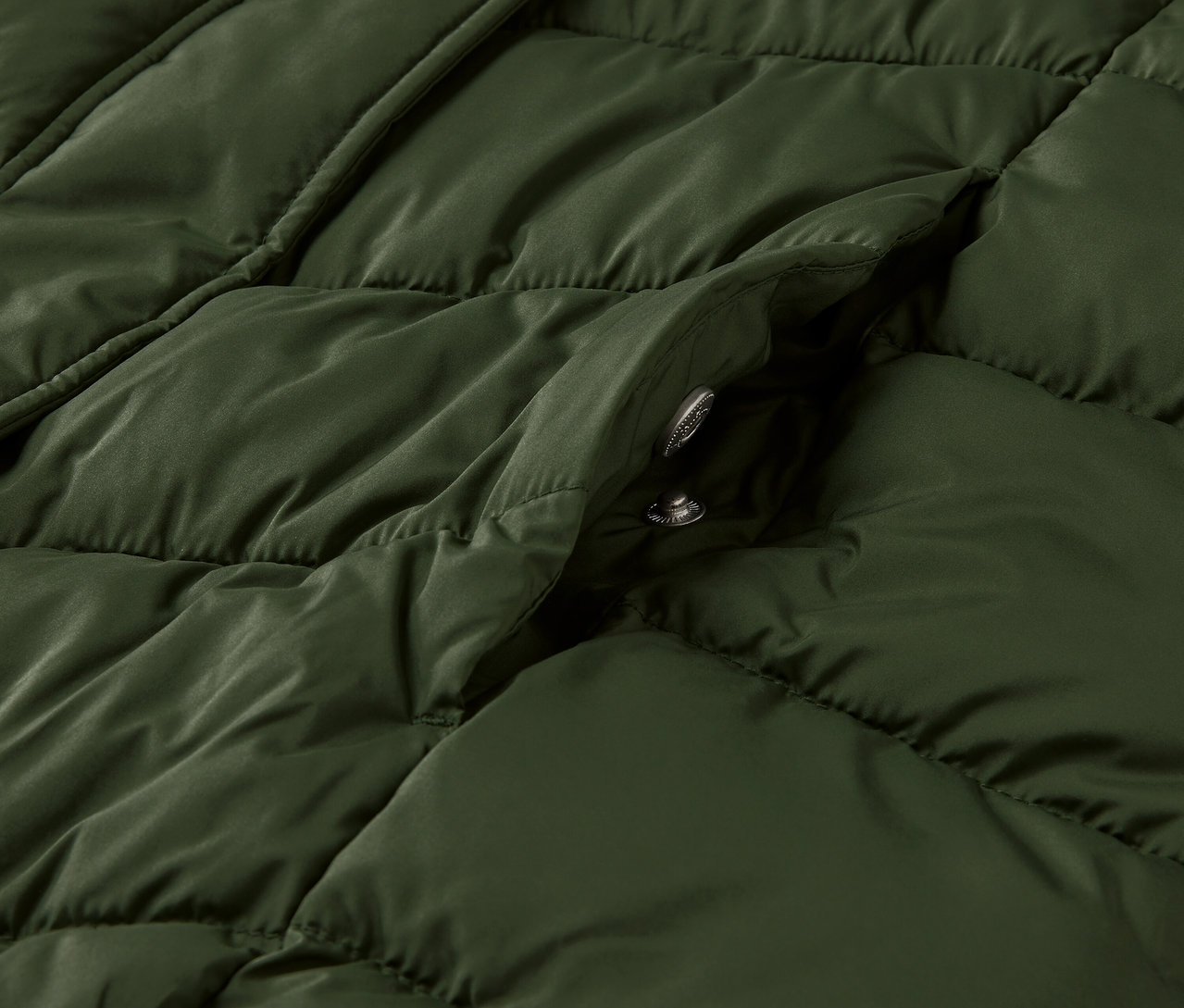 Vue détaillée d'un manteau matelassé à capuche vert foncé.