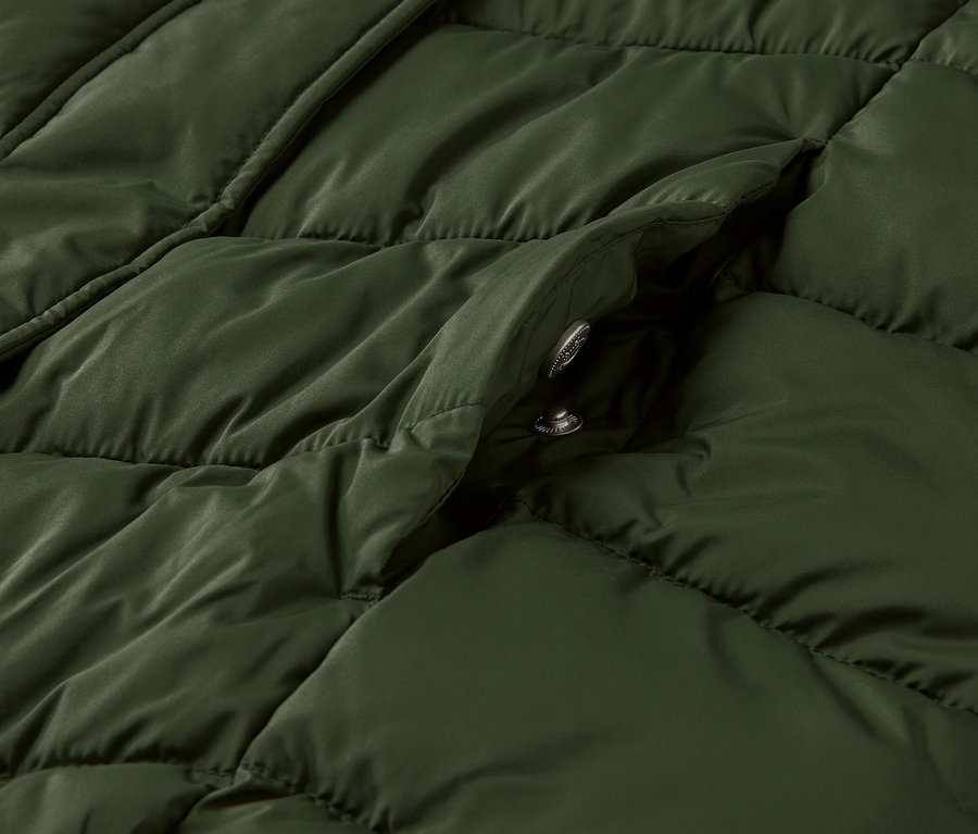 Vue détaillée d'un manteau matelassé à capuche vert foncé.