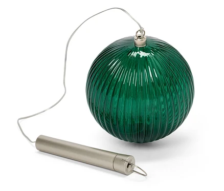 Une boule en verre verte avec une surface texturée attachée à un tube cylindrique argenté par un fil.