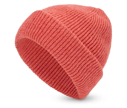 Bonnet tricoté corail sur fond blanc.