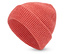 Bonnet tricoté corail sur fond blanc.