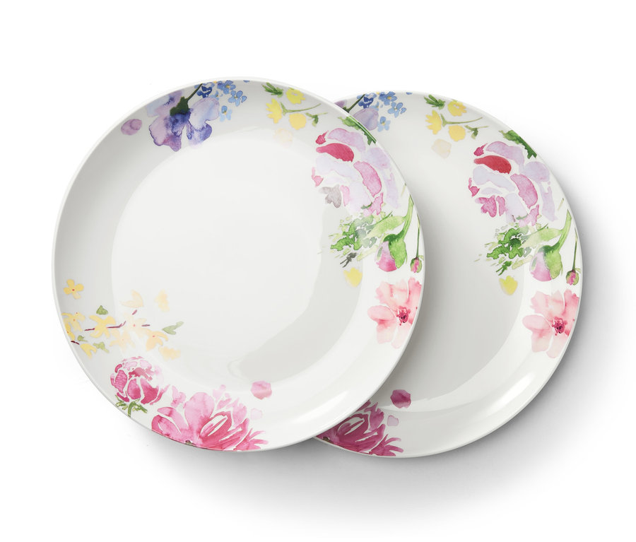 Deux assiettes blanches avec un motif floral.