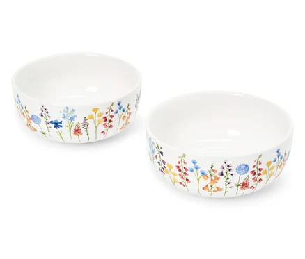 Deux bols blancs à motifs floraux.