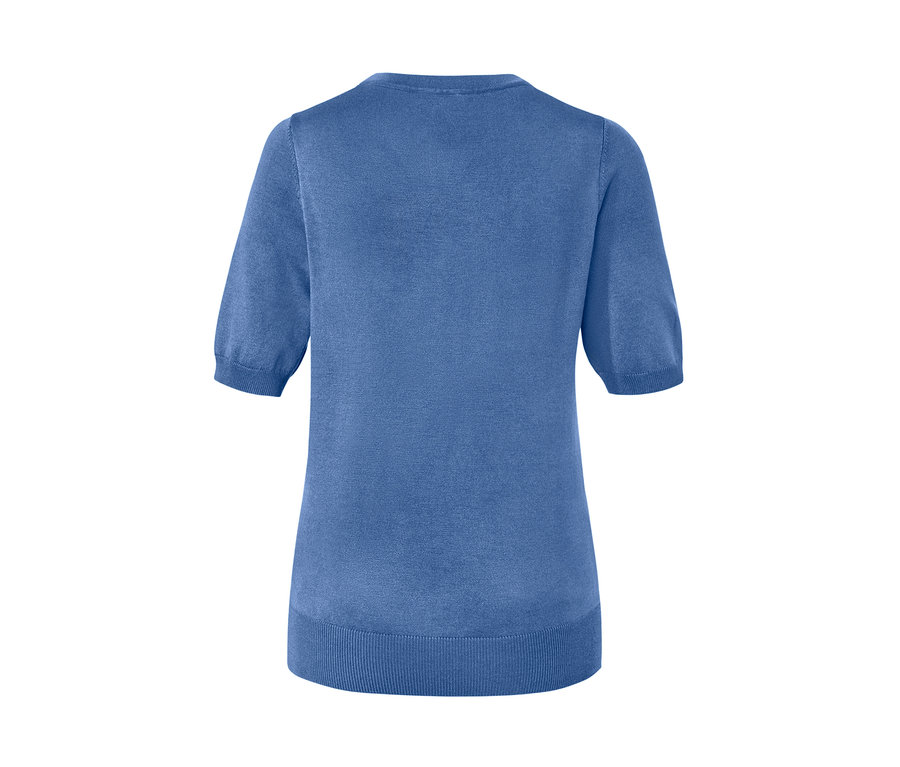 Pull bleu en maille fine.