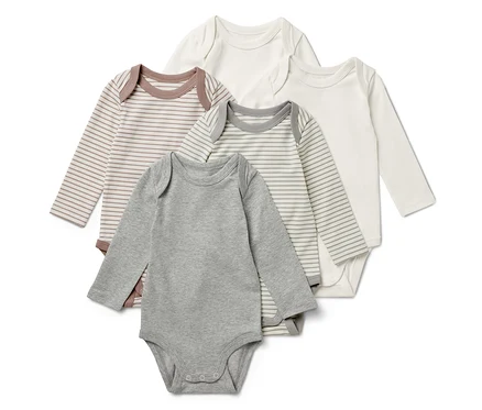 Cinq bodies pour bébé à manches longues en gris, crème et rayé.