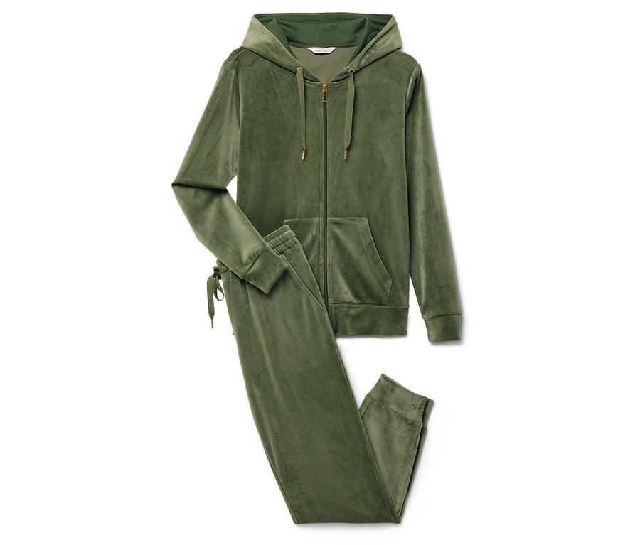 Un survêtement en velours vert avec une veste à capuche et un pantalon.