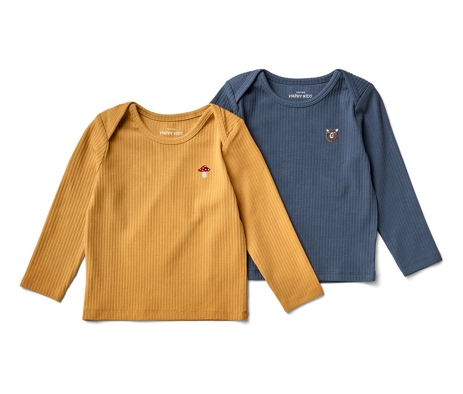 Deux t-shirts à manches longues pour bébé avec structure côtelée, un jaune avec une broderie de champignon et l'autre bleu avec une broderie d'ours.