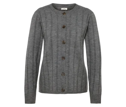 Cardigan gris en maille avec des boutons marron.