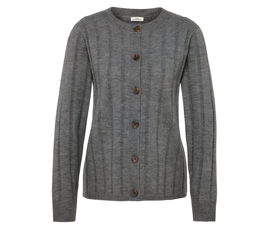 Cardigan gris en maille avec des boutons marron.