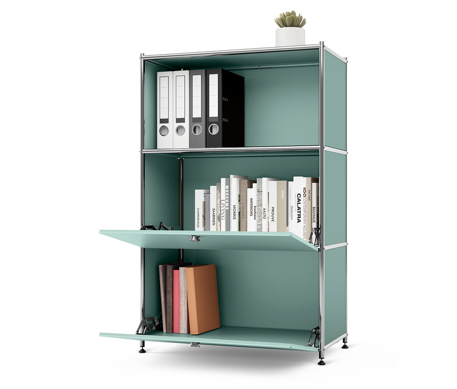 Étagère turquoise avec des livres et des classeurs, une plante en pot sur le dessus.