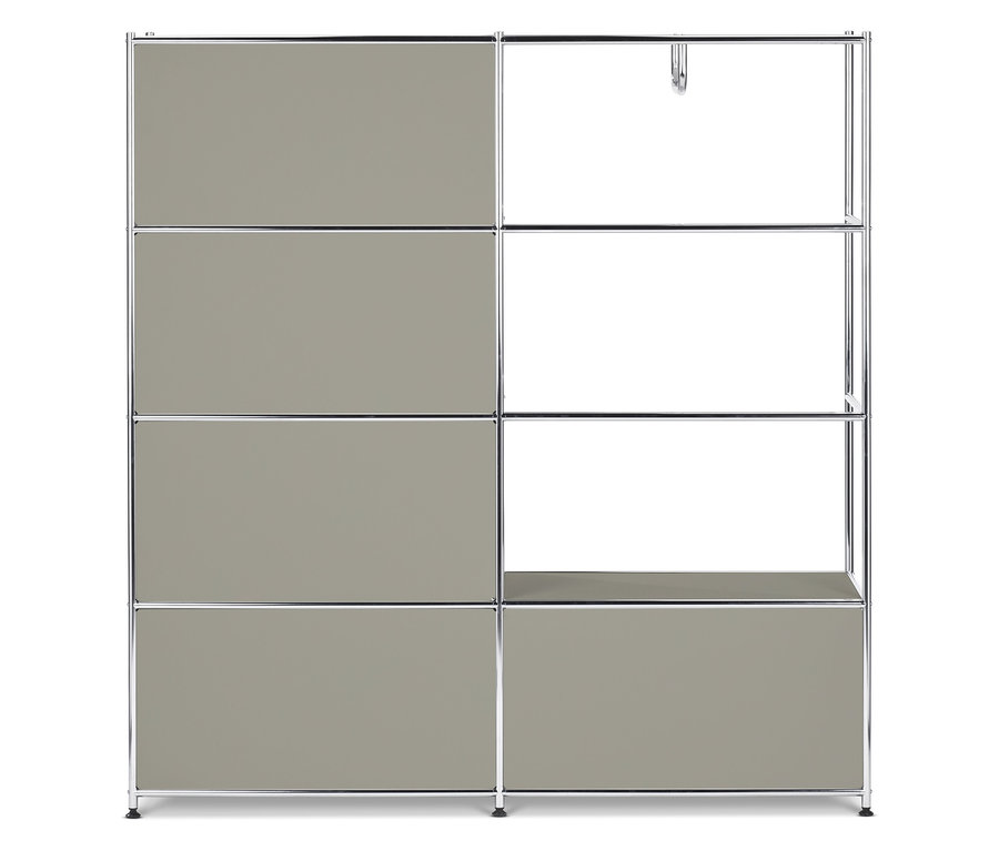 Étagère modulaire grise avec quatre panneaux gris sur le côté gauche et des étagères ouvertes sur le côté droit.