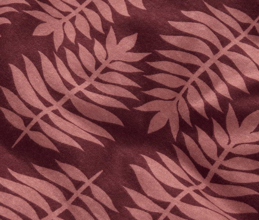 Gros plan sur du linge de lit d'hiver en jersey de taille standard avec un motif de plantes brunes.