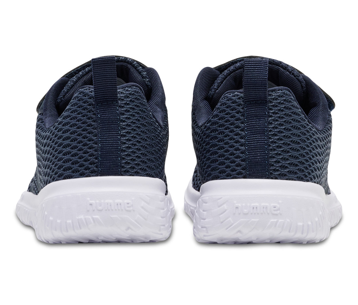 Vue arrière d'une paire de chaussures HUMMEL Actus Recycled Jr., les chaussures sont bleu foncé avec des semelles blanches.