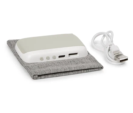 Un lecteur multimédia gris et blanc repose sur un étui en tissu gris à côté d'un câble USB blanc.