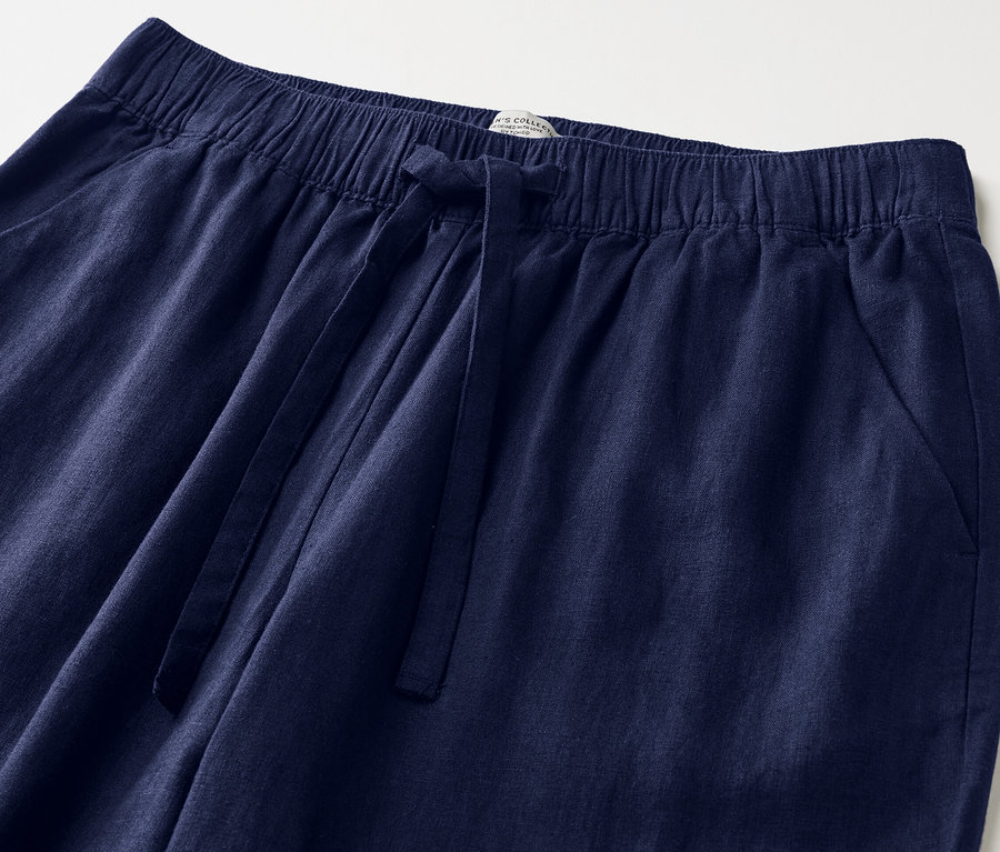 Gros plan sur un pantalon en lin bleu foncé.