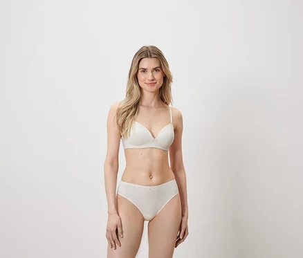 Blonde posant en soutien-gorge et culotte beige clair.