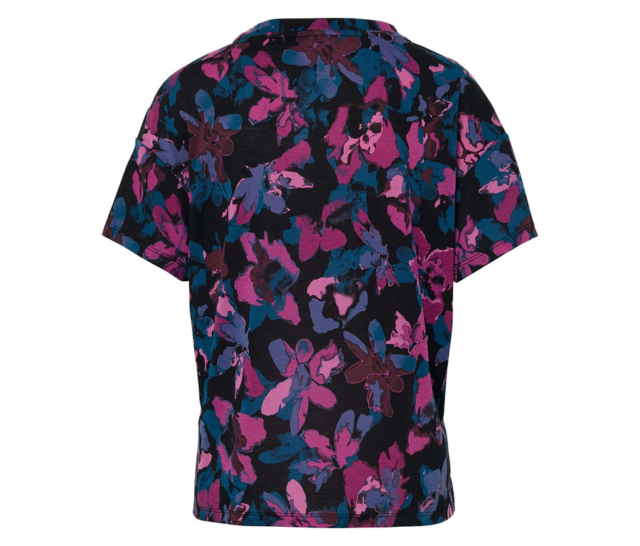 Gros plan sur un t-shirt noir à manches courtes avec un motif floral dans différentes nuances de violet et de bleu.