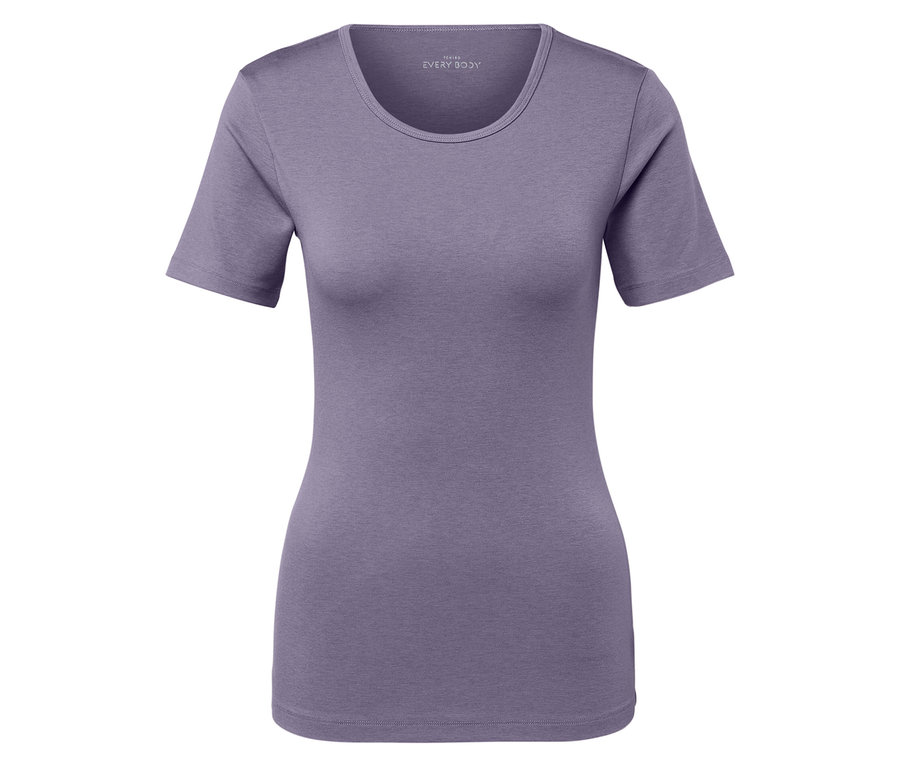 Un t-shirt lilas à manches courtes sur un fond blanc.
