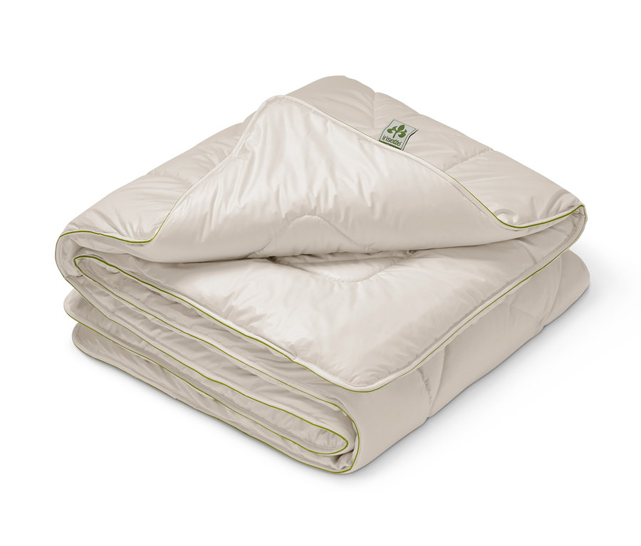 Une couette double pliée avec laine vierge irisette® greenline de taille standard, avec un bord vert clair.