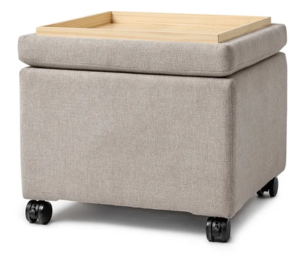 Cube en tissu beige avec un plateau en bois sur le dessus et des roues.