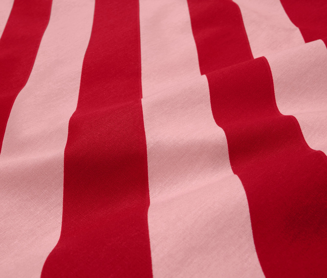 Gros plan d'un tissu rayé rouge et blanc.
