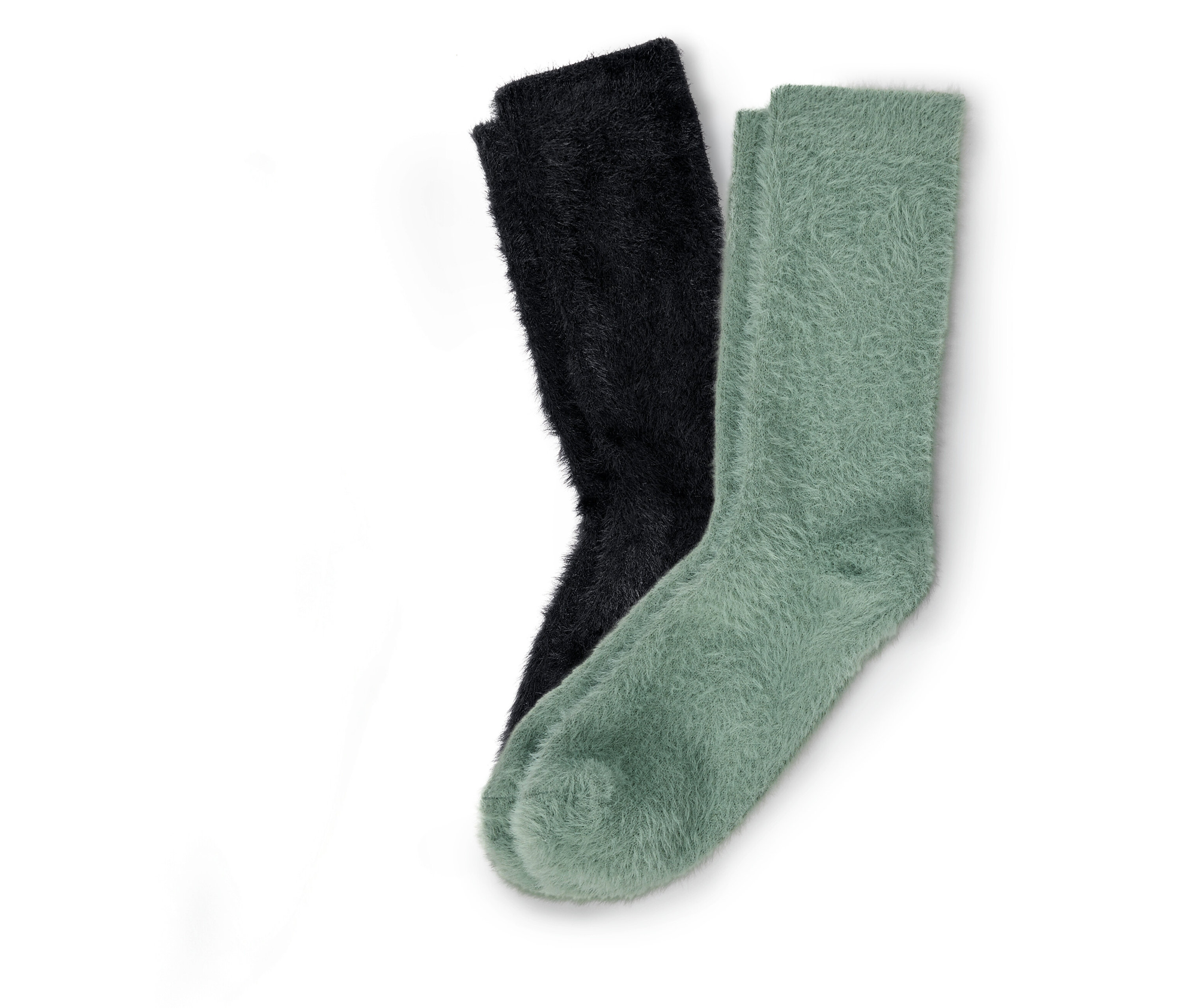 Deux paires de chaussettes duveteuses, une paire noire et une paire vert clair, sont posées l'une à côté de l'autre sur un fond blanc.