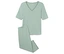 Un pyjama vert clair composé d'un haut à manches courtes et d'un pantalon posé sur un fond blanc.