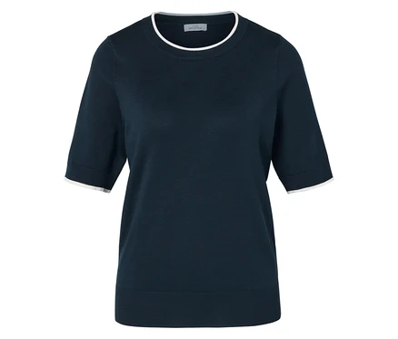 Un t-shirt bleu marine à manches courtes avec une bordure blanche autour du cou et des manches.